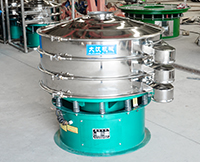 旋振篩多采用立式振動(dòng)電機(jī)作為激振來(lái)源，利用偏心塊的夾角的不同實(shí)現(xiàn)物料在篩網(wǎng)上運(yùn)動(dòng)的軌跡調(diào)整。