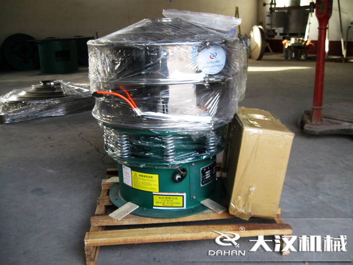 三氯蔗糖粉超聲波振動篩采用不銹鋼+碳鋼材質(zhì)的產(chǎn)品能夠更好的節(jié)省成本，同時能夠達到想要的篩分效果。