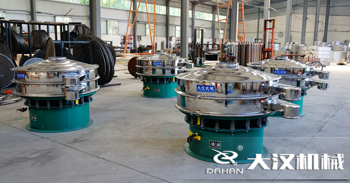 磨料振動(dòng)篩的工作原理：是由直立電機(jī)作為激振源，用來幫助物料進(jìn)行運(yùn)動(dòng)并且實(shí)現(xiàn)，理想的分級(jí)除雜效果。