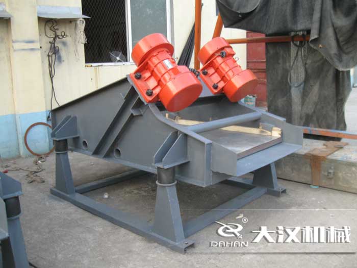 礦用振動(dòng)篩采用優(yōu)質(zhì)的錳鋼材質(zhì)，主要特點(diǎn)就耐磨性強(qiáng)，對(duì)于礦用振動(dòng)篩來說其，耐磨性是非常重要的。