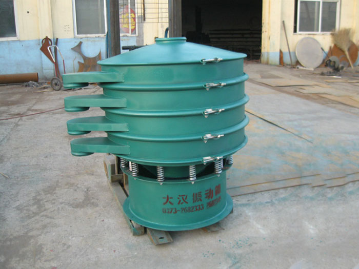 直徑1000型振動篩除了有碳鋼材質其還有不銹鋼+碳鋼，以及全不銹鋼的選擇，用戶可根據(jù)用戶物料的性質不同可進行選擇。