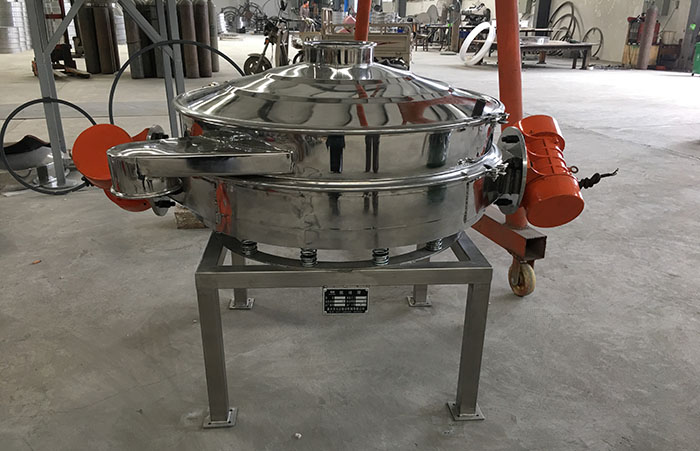 主要采用的是雙振動(dòng)電機(jī)振動(dòng)，其振動(dòng)力比普通振動(dòng)篩要高，同時(shí)采用直泄式的排料方式，很好的解決了堵料塞料的問題。