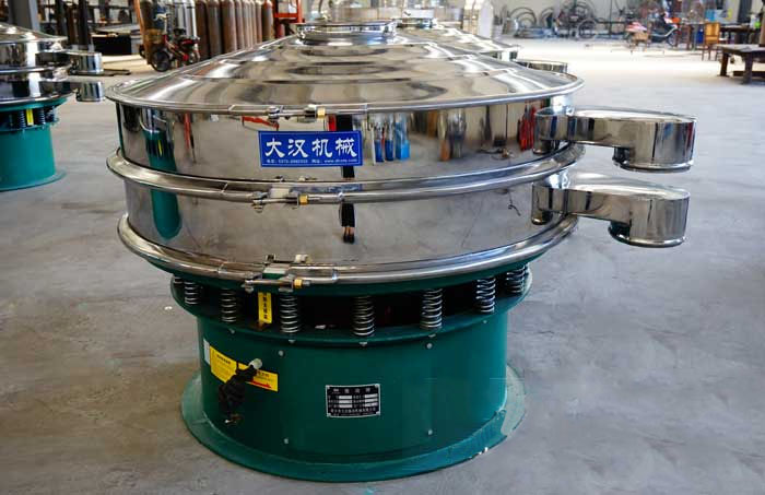 玻璃粉振動(dòng)篩比較常見的材質(zhì)為不銹鋼材質(zhì)，但其碳鋼材質(zhì)的設(shè)備相對(duì)來說其使用壽命不夠長，對(duì)于一些特殊行業(yè)的物料的篩分也比較有限，所以目前比較受歡迎的材質(zhì)為不銹鋼材質(zhì)。